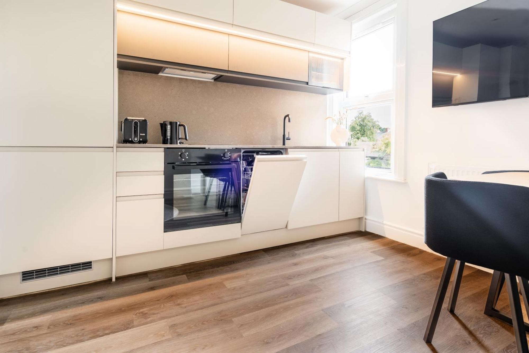 Newly Designed, 2Br Apt, 5Min From Northwood London Tube Station, Nato Hq, Ideal For Wembley, Warner Studio, Contractors Exterior foto