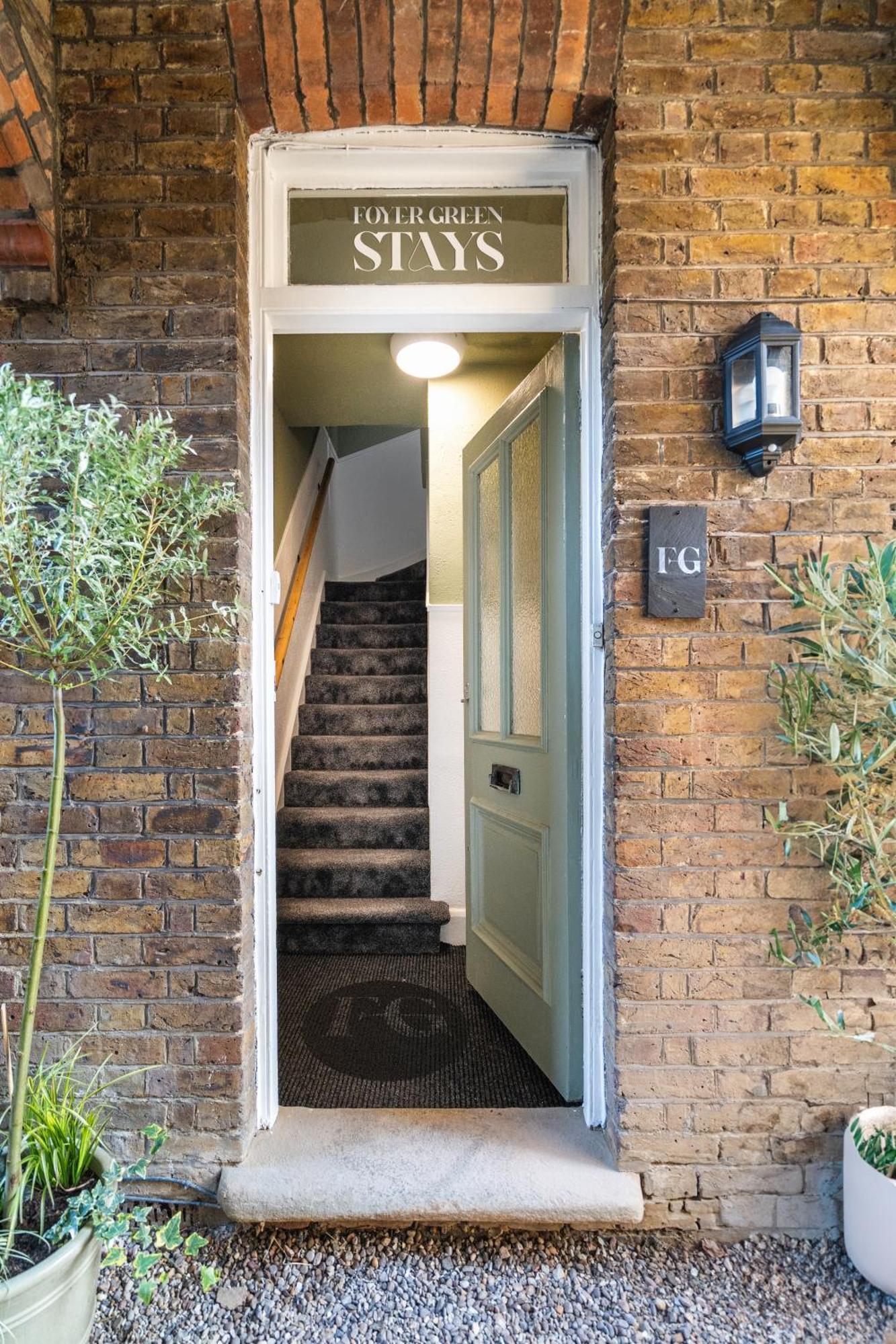 Newly Designed, 2Br Apt, 5Min From Northwood London Tube Station, Nato Hq, Ideal For Wembley, Warner Studio, Contractors Exterior foto